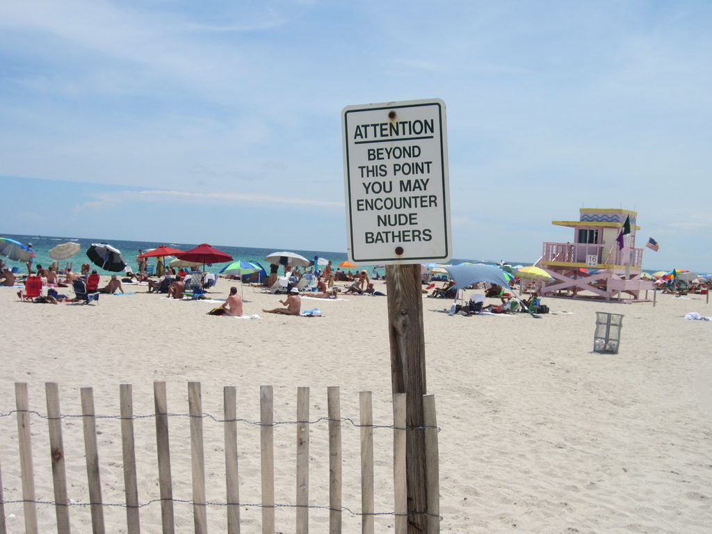 Cần tuân thủ những quy tắc cụ thể khi vào bãi biển khỏa thân - Ảnh: Thrillist/Flickr