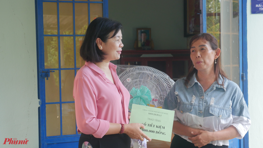 Lý Việt Trung - Tổng Biên tập Báo Phụ Nữ TPHCM  Trưởng khối thi đua 5 - trao sổ tiết kiệm 5 triệu đồng cho chị Thủy