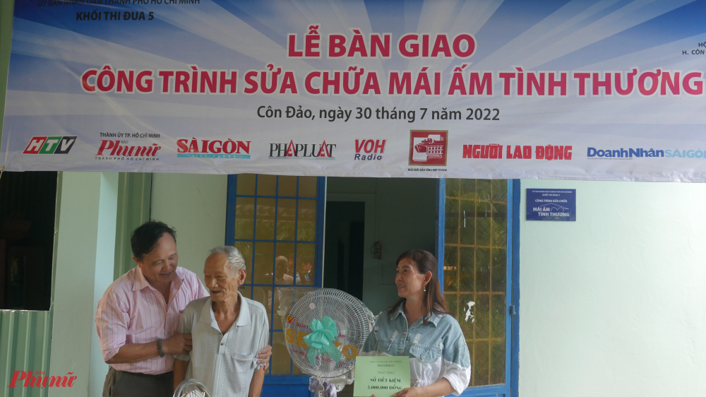 Đại diện khối thi đua, Ủy ban Người nước ngoài ở Việt Nam trao tặng quà cho gia đình chị Nguyễn Thị Thủy nhân dịp 