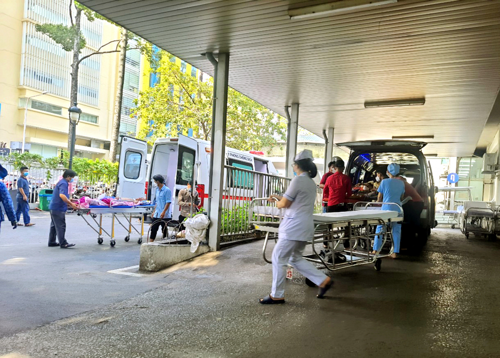 Khoa Cấp cứu, Bệnh viện Chợ Rẫy thường rất đông bệnh nhân khiến nhân viên y tế luôn quá tải - ẢNH: PHẠM AN