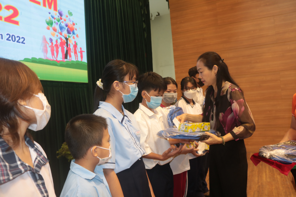 Bà Lâm Thị Ngọc Hoa - Phó chủ tịch thường trực Hội LHPN TP.HCM - tặng quà cho các em nhỏ. 