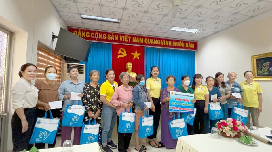 Đoàn công tác Hội LHPN TP.HCM trao quà, trợ vốn giúp phụ nữ nghèo ở tỉnh Bình Định làm kinh tế gia đình