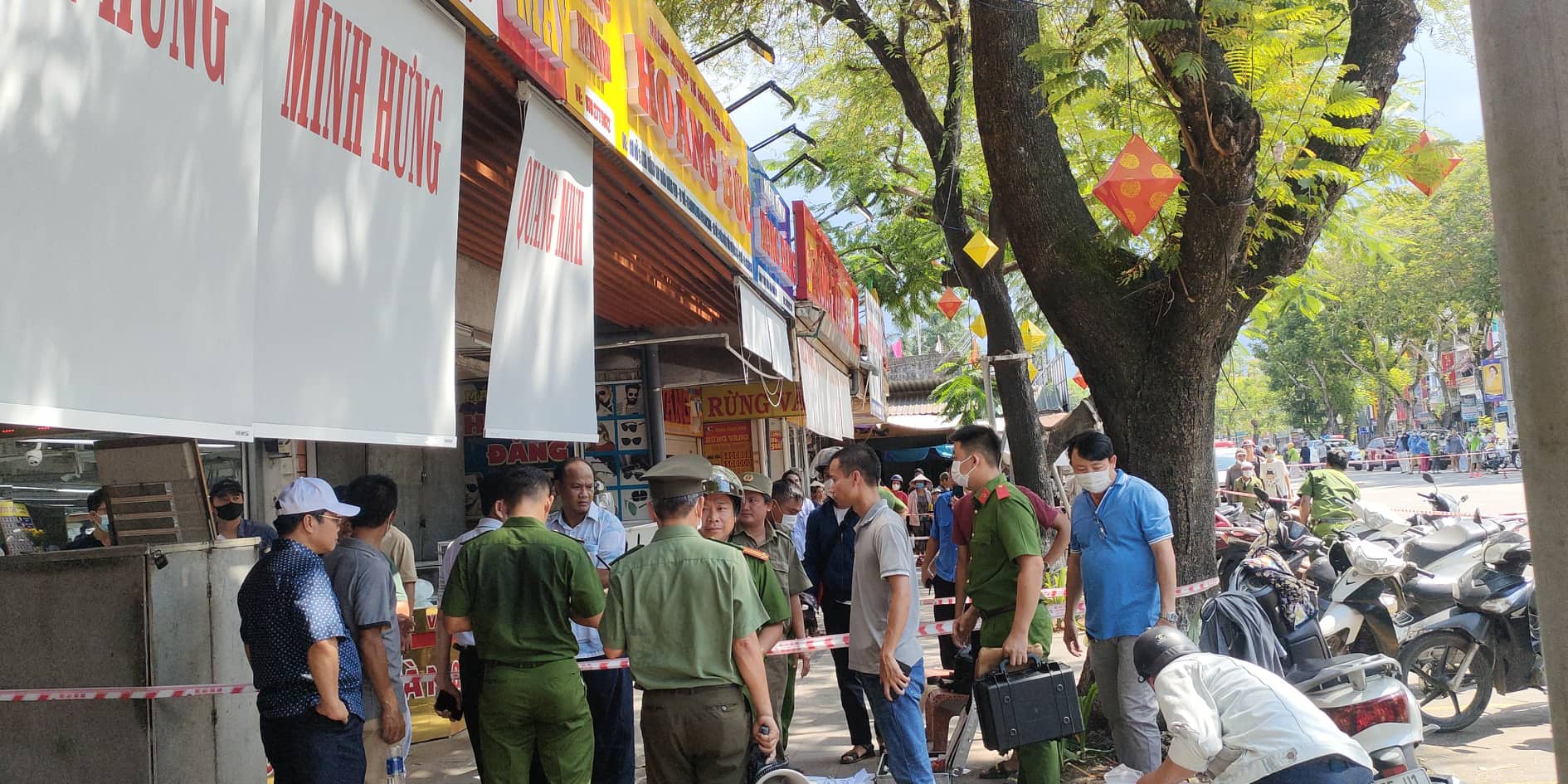 Sau hơn một giờ mật phục lực lương công an, CSHS công an tỉnh Thừa Thiên Huế đã khống chế bắt được đối tượng lúc 14 giờ 15