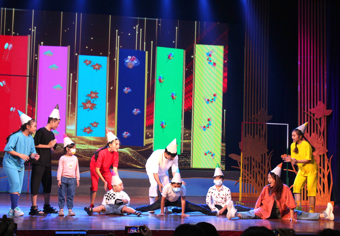 Các “nghệ sĩ nhí” biểu diễn trong chương trình Sân khấu Tài năng thiếu nhi - ẢNH: N.L
