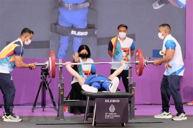 Nữ đô cử Đặng Thị Phương Linh tranh tài ở nội dung 50 kg. (Ảnh: TTXVN) 