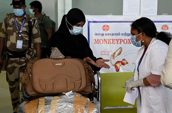 Ấn Đọ kiểm tra gắt gao hành khách từ nước ngoài trở về sau khi ghi nhận 5 ca bệnh av2 1 người tử vong