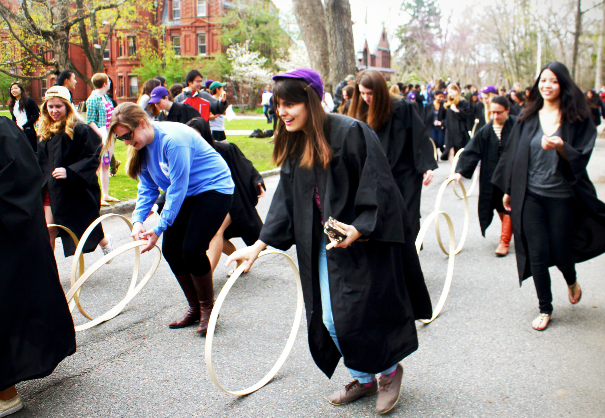 Cuộc thi lăn vòng gỗ có từ thời xa xưa và vẫn được duy trì cho đến ngày nay - Ảnh: The Wellesley News