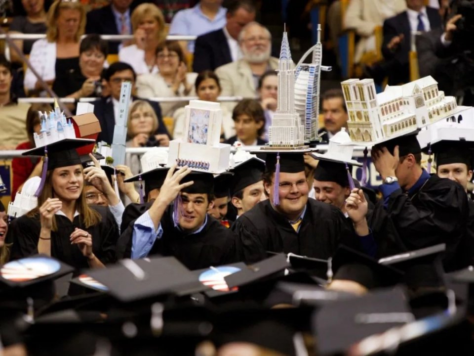 Các tân khoa đội mô hình kiến trúc trên đầu trong lễ tốt nghiệp -  Ảnh: Reuters