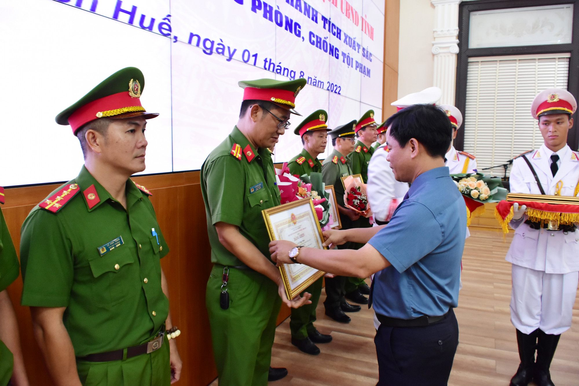 Ông Nguyễn Văn Phương Chủ tịch UBND tỉnh Thừa Thiên- Huế khen thưởng chiến công của các chiến sĩ