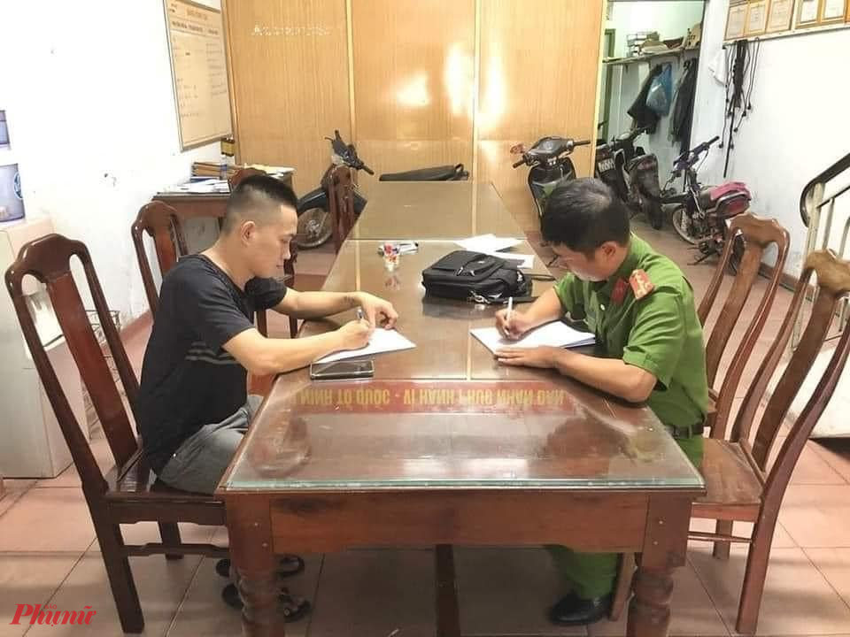 Ban quản lý chợ Đông Ba tuyên dương hành động đẹp của anh Lê Quang Quốc (kinh doanh ngành hàng bao bì) đã trao trả vàng cho công an phục vụ công tác điều tra