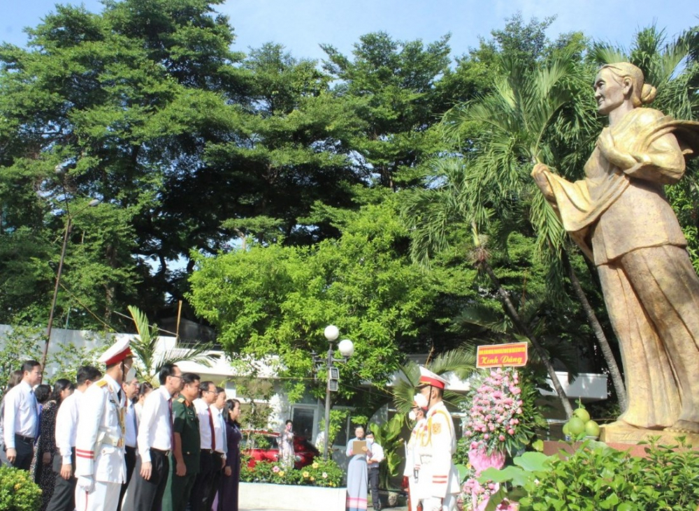 Các đại biểu dâng hương, tưởng niệm các anh hùng liệt sĩ tại tượng Mẹ Việt Nam Anh hùng 