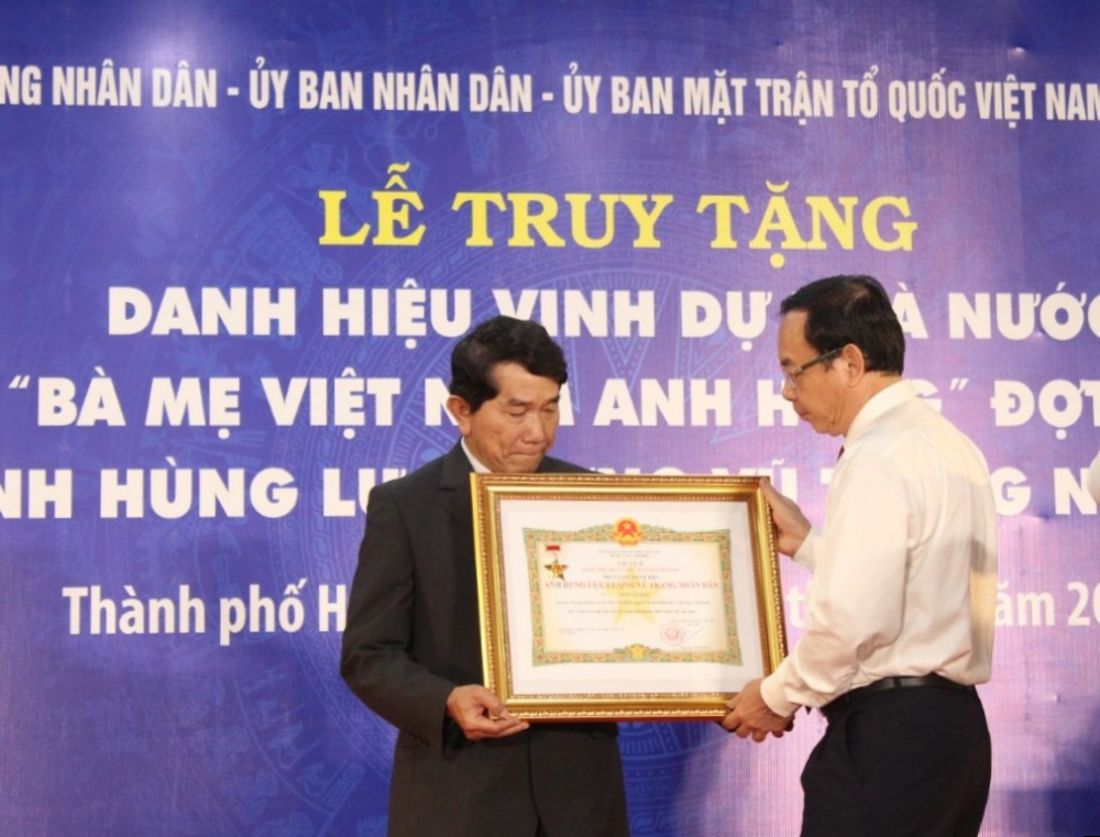 Con trai liệt sĩ Phan Văn Hân xúc động đón nhận danh hiệu Anh hùng lực lượng vũ trang nhân dân được Chủ tịch nước truy tặng cha của mình.