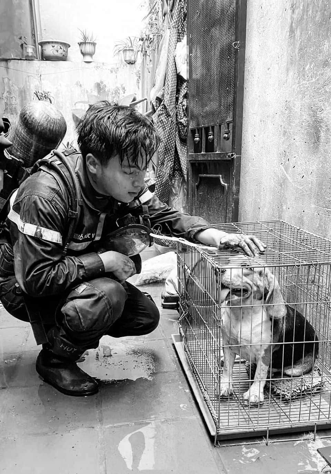 Trung úy Đỗ Đức Việt bên chú chó được anh cứu sống trong một đám cháy đầu năm 2021. Tấm ảnh này được cộng đồng mạng chia sẻ rất nhiều trong hai ngày nay (ảnh từ Facebook cá nhân của trung úy Đỗ Đức Việt)