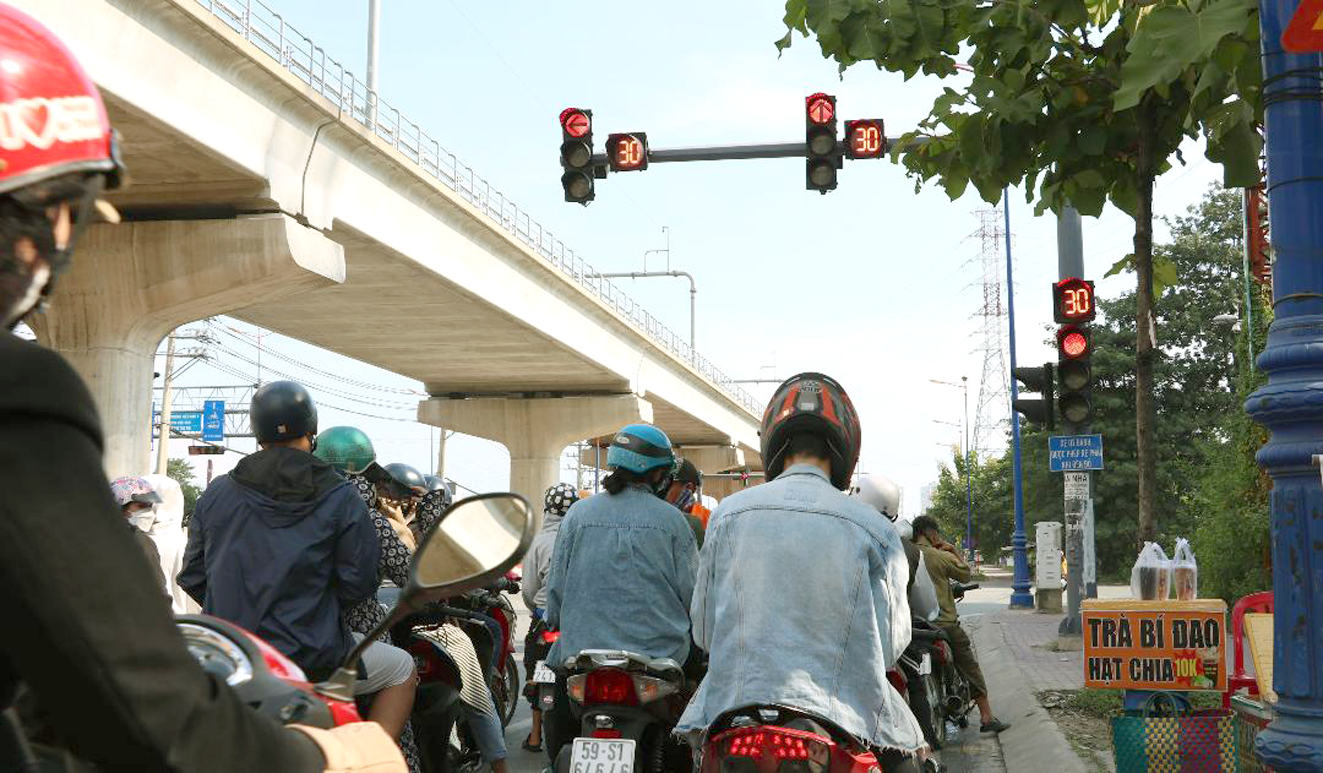 Người đi đường lấn hết làn đường dành cho rẽ phải là hiện tượng rất phổ biến (ảnh chụp tại một ngã tư trên đường Nguyễn Văn Bá, TP.Thủ Đức, TP.HCM)