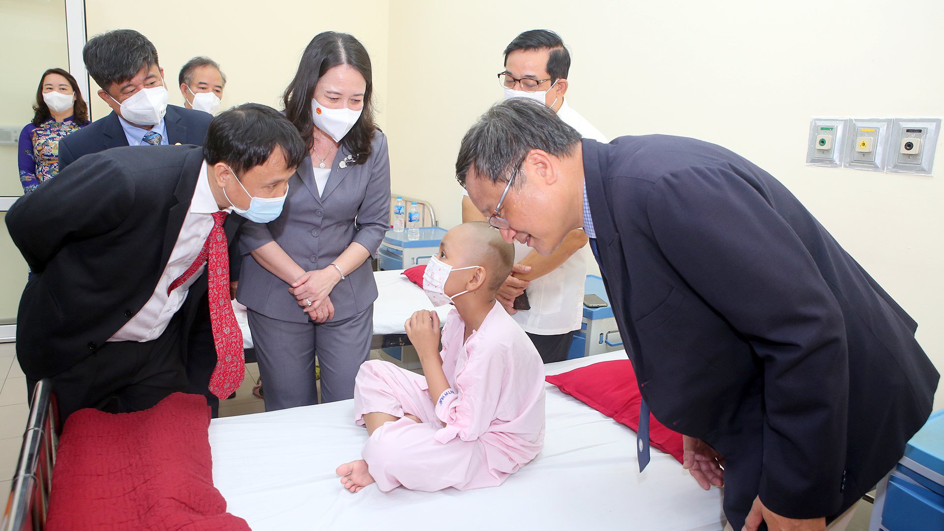 Phó Chủ tịch nước Võ Thị Ánh Xuân  thăm hỏi bệnh nhân đang điều trị tai Trung tâm Nhi khoa, Bệnh viện Trung ương Huế