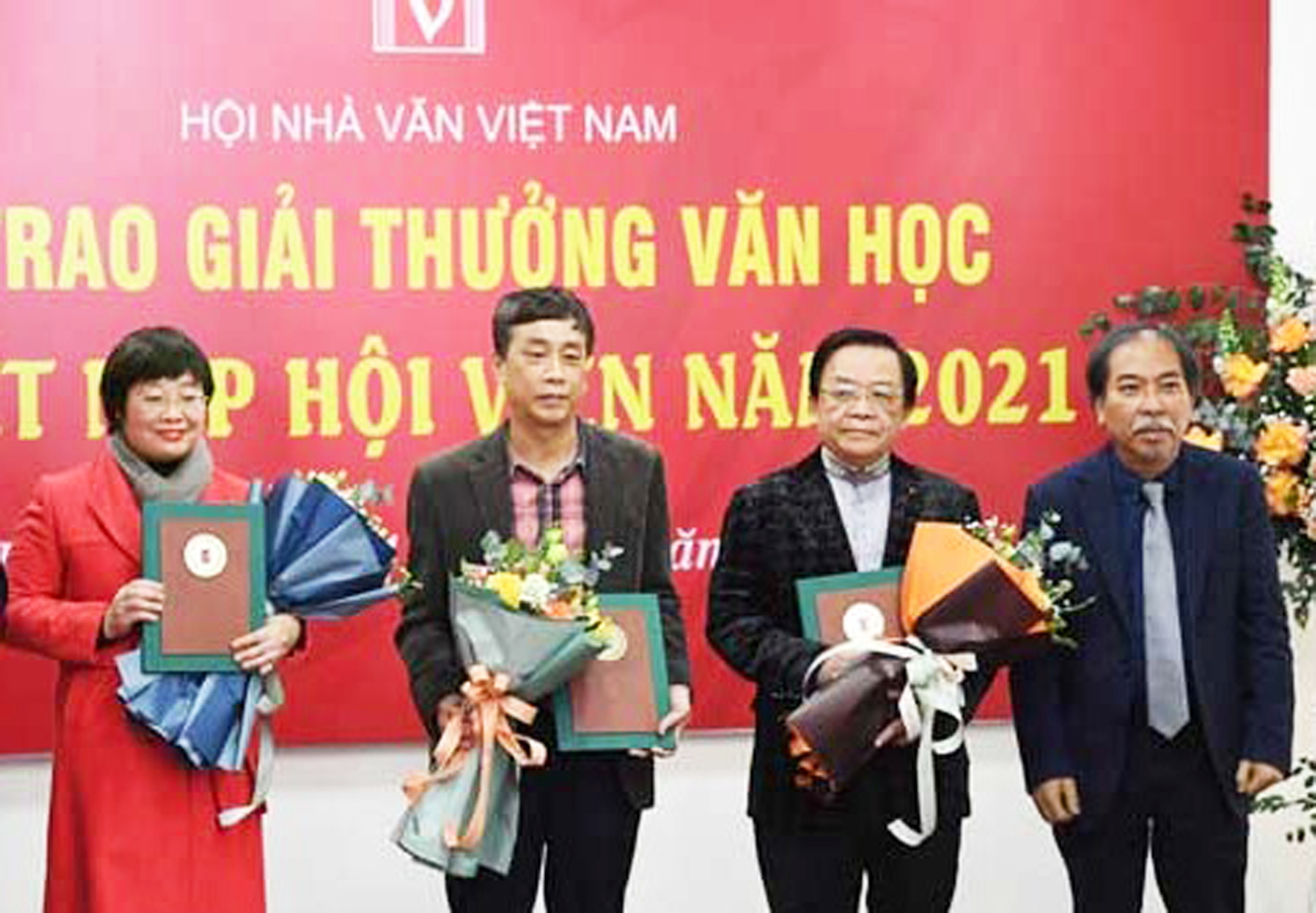 Chủ tịch Hội Nhà văn Việt Nam Nguyễn Quang Thiều (bìa phải) trao giải thưởng Văn học năm 2021 - ẢNH: NGUYỄN ĐÌNH TOÁN