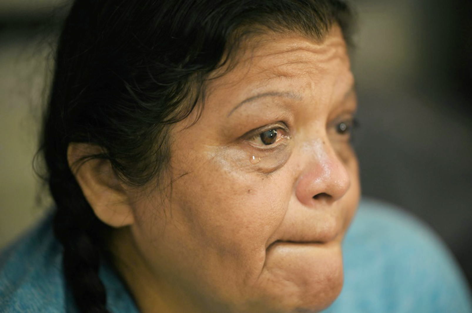 Zoila Lecarnaque Saavedra rơi nước mắt khi kể về hành trình chín năm đen tối của cuộc đời - ẢNH: AFP