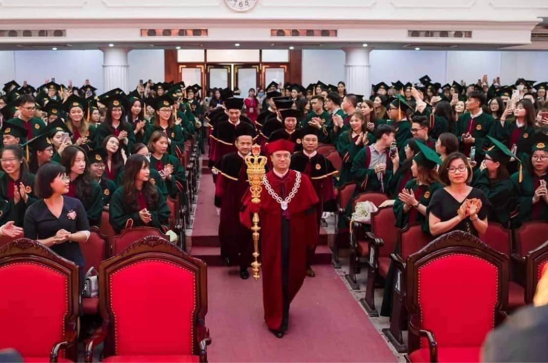 Lễ trao bằng tốt nghiệp tại tại trường Đại học Kinh tế gây nhiều tranh cãi