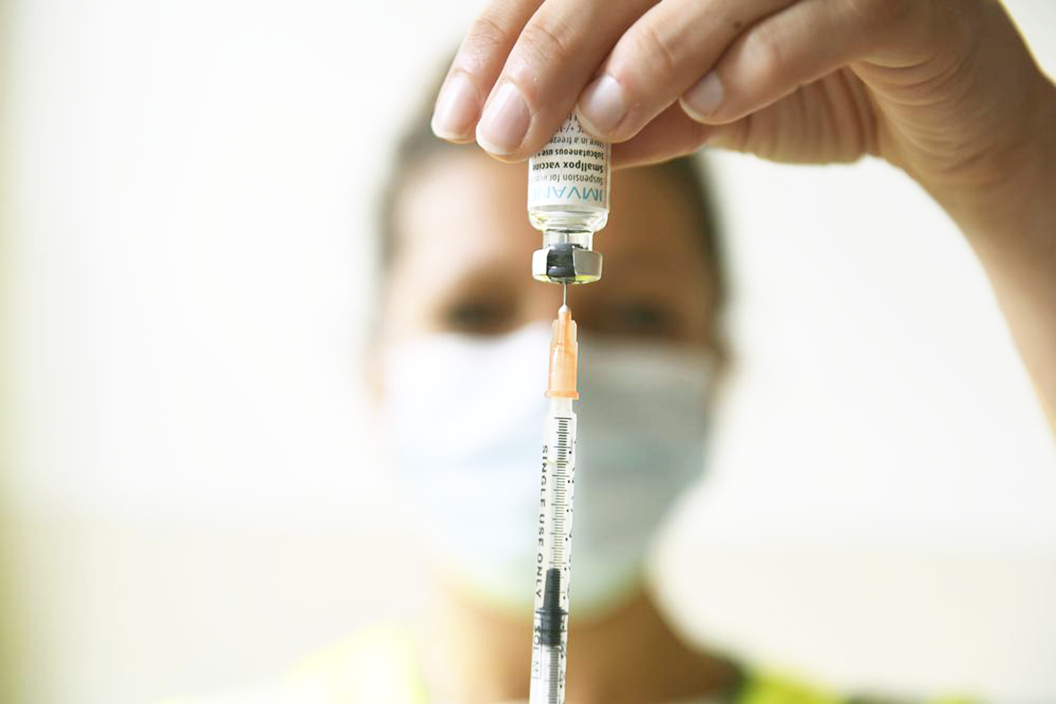 Nhân viên y tế chuẩn bị liều vắc-xin bệnh đậu mùa khỉ tại trung tâm tiêm chủng Edison ở Paris, Pháp - ẢNH: AP