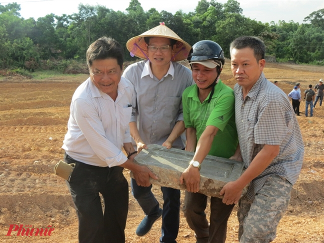 Sau đó đại diện  Hội đồng Nguyễn Phước tộc yêu cầu Đơn vị thi công trả lại tấm bia ngay vị trí ngôi mộ đã bị san bằng