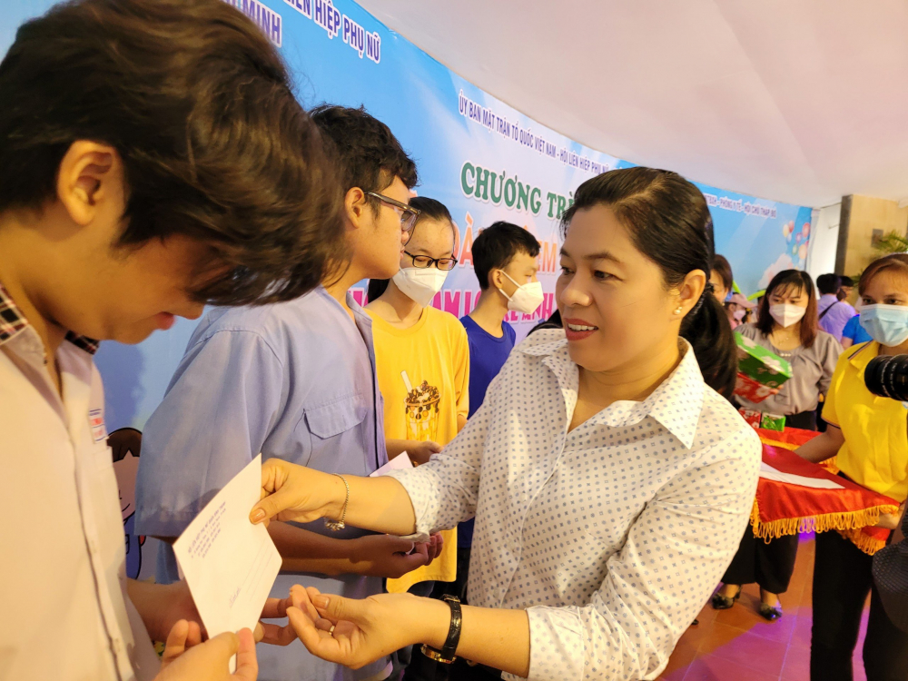 Bà Nguyễn Trần Phượng Trân - Chủ tịch Hội LHPN TP.HCM trao quà cho các trẻ mồ côi tại Q. Bình Thạnh 