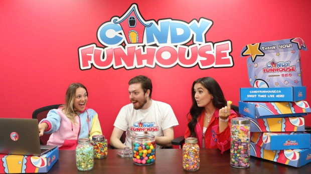 Các nhân viên của Candy Funhouse có một buổi họp về bánh kẹo
