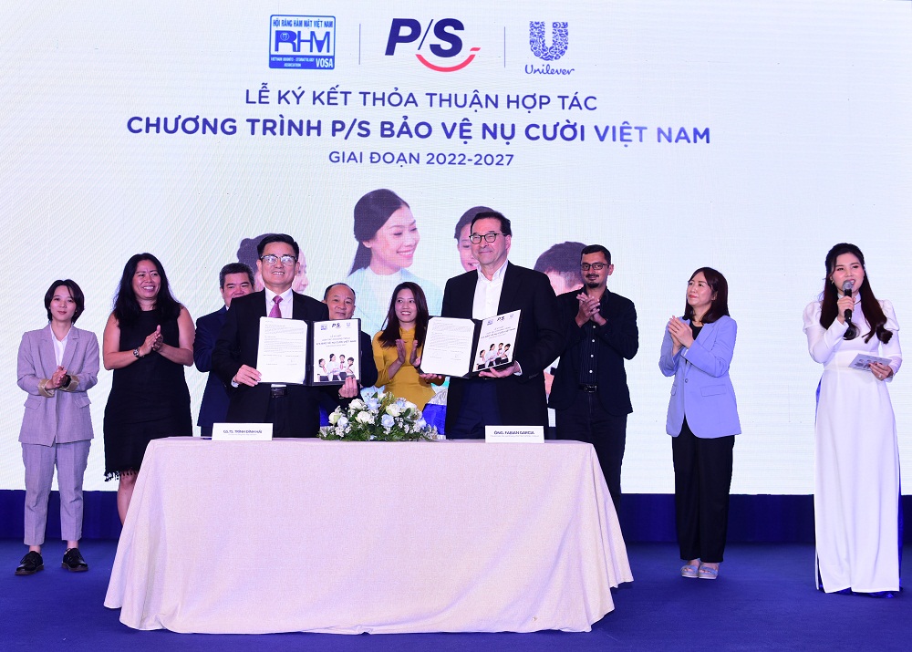 Lễ ký kết thỏa thuận hợp tác chương trình P/S “Bảo vệ nụ cười Việt Nam” với Hội RHM Việt Nam. Ảnh: U.V.