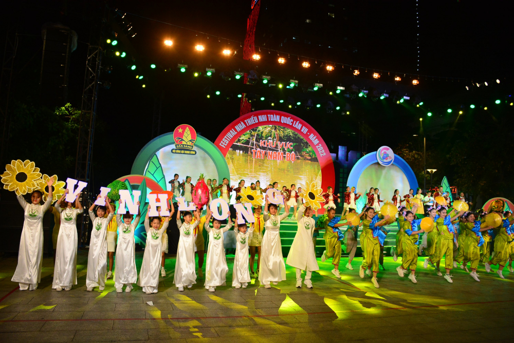 Nhà Thiếu nhi Vĩnh Long tham gia diễu hành tại lễ khai mạc Festival.