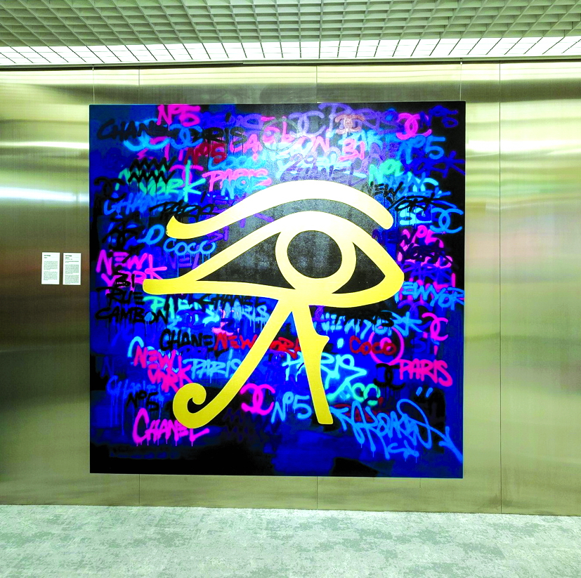 Horus Eye, tác phẩm trong bộ ba khổ lớn thuộc bộ sưu tập kết hợp với Karl Lagerfeld, tôn vinh nền văn hóa của Pharaoh đồng thời tôn vinh những giá trị nghệ thuật vượt thời gian mà Karl Lagerfeld đã để lại