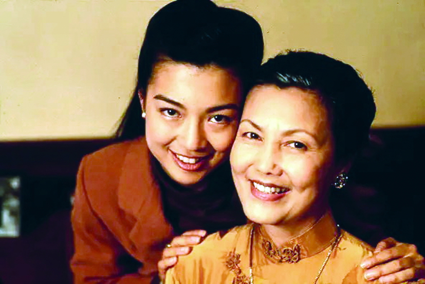 Diễn viên Kiều Chinh (phải)