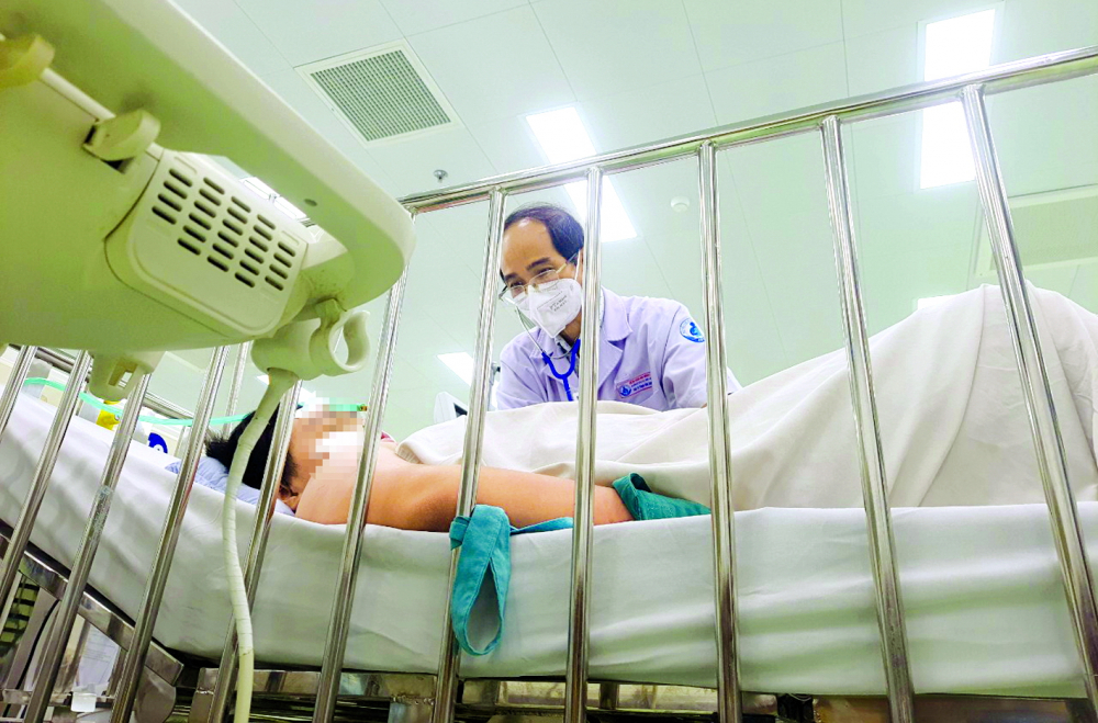 Bác sĩ Phạm Văn Quang thăm khám cho trẻ mắc sốt xuất huyết nặng tại Bệnh viện Nhi Đồng 1 TP.HCM