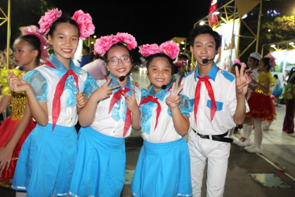 Các em nhỏ của Nhà Thiếu nhi quận Phú Nhuận chuẩn bị cho tiết mục biểu diễn.