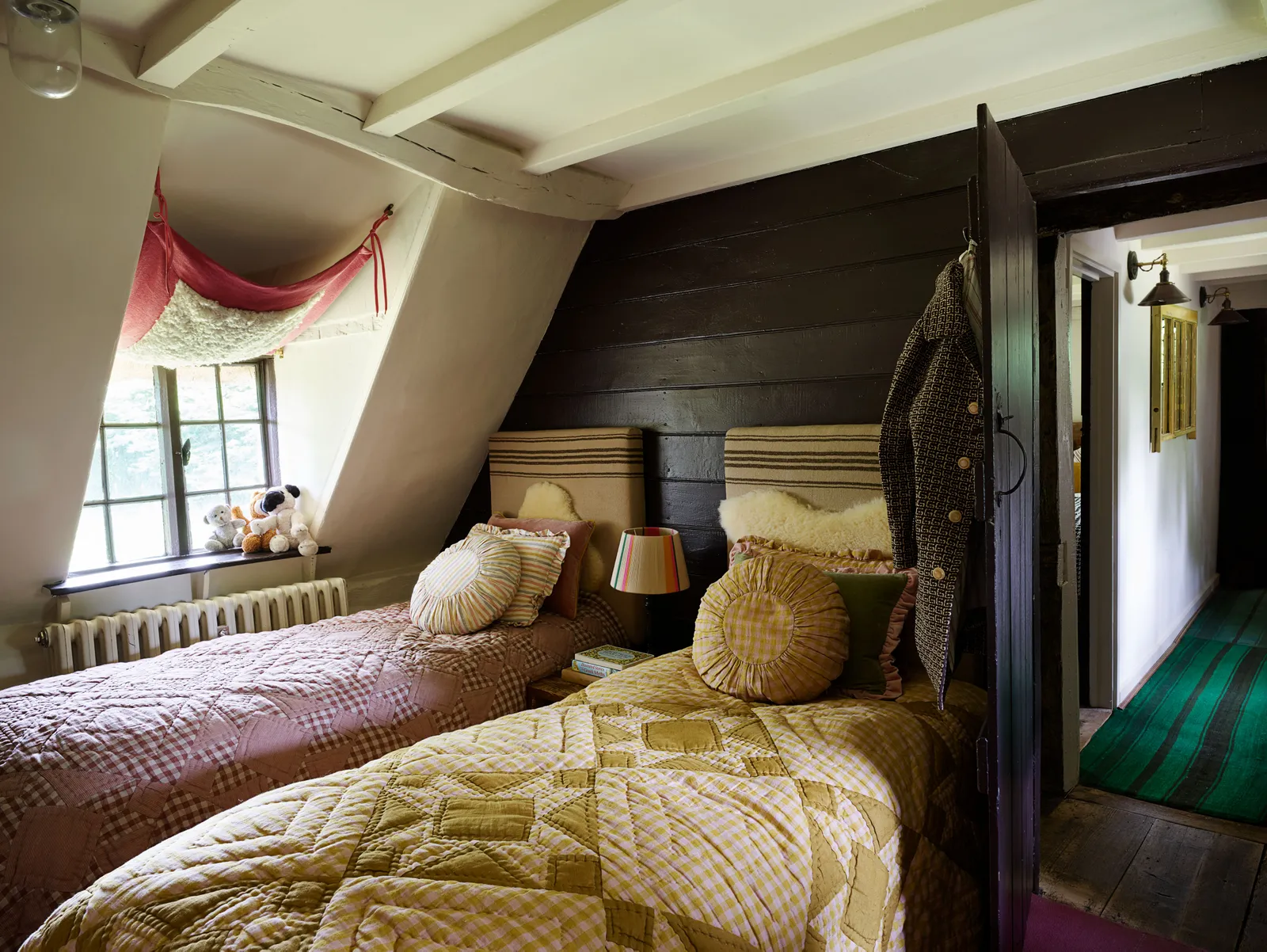 Trong phòng của Marlowe, đôi giường được trang bị chăn và đệm Projektityyny .