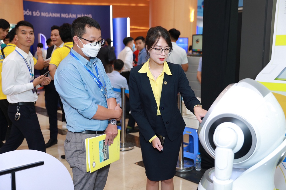 Khách hàng trải nghiệm về Robot OPBA tại sự kiện - Ảnh: Nam A Bank