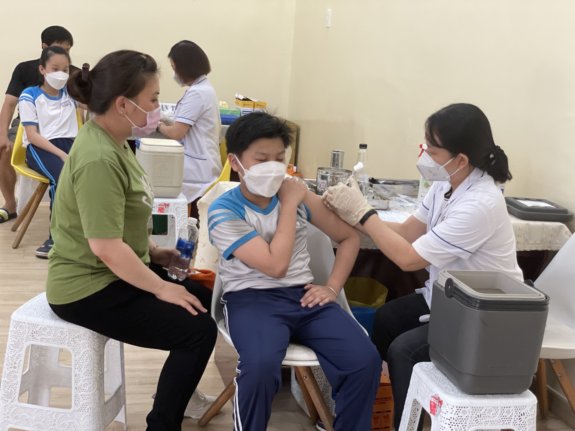 Sở GD-ĐT TPHCM đề nghị 9 quận báo cáo lý do chưa tổ chức tiêm vắc xin phòng COVID-19 cho học sinh tại điểm tiêm trường học