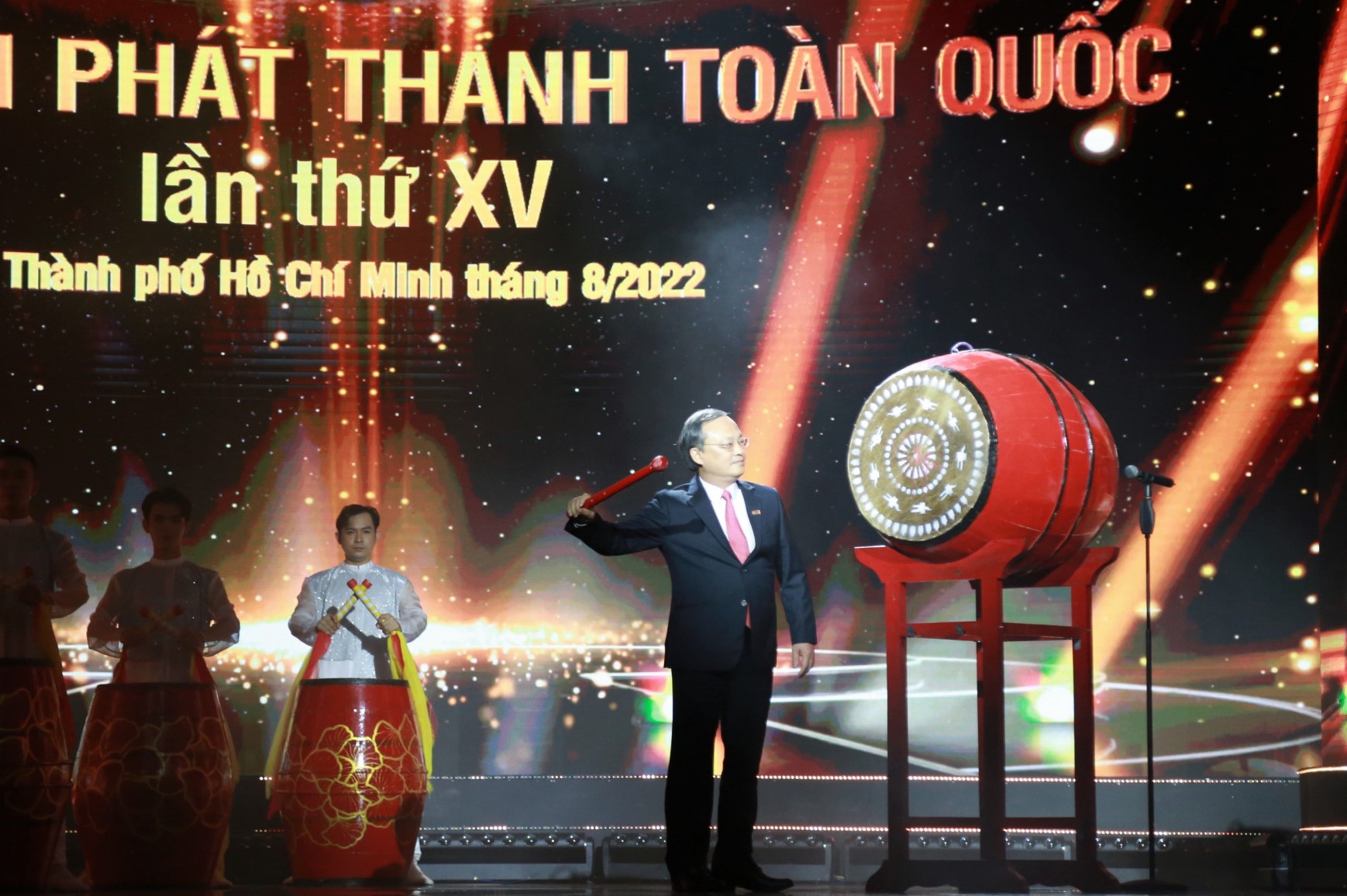 Tổng giám đốc Đài Tiếng nói Việt Nam - Đỗ Tiến Sỹ đánh trống khai mạc liên hoan