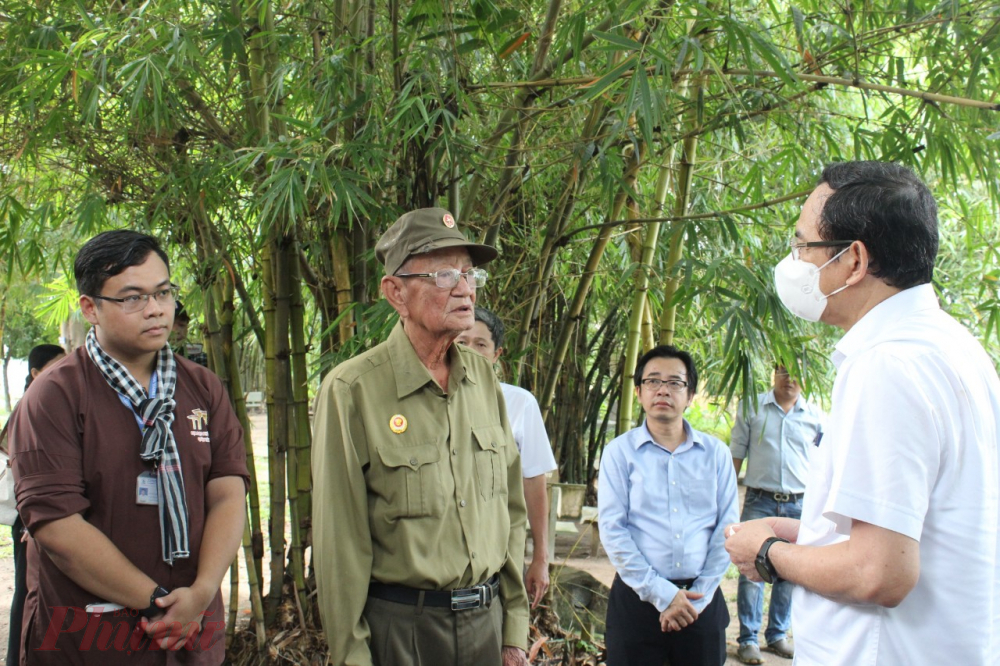 Bí thư Thành ủy TPHCM Nguyễn Văn Nên thăm hỏi cụ Nguyễn Hùng Minh (82 tuổi), người từng tham gia đào địa đạo Củ Chi và là con trai của cụ Tám Lự 