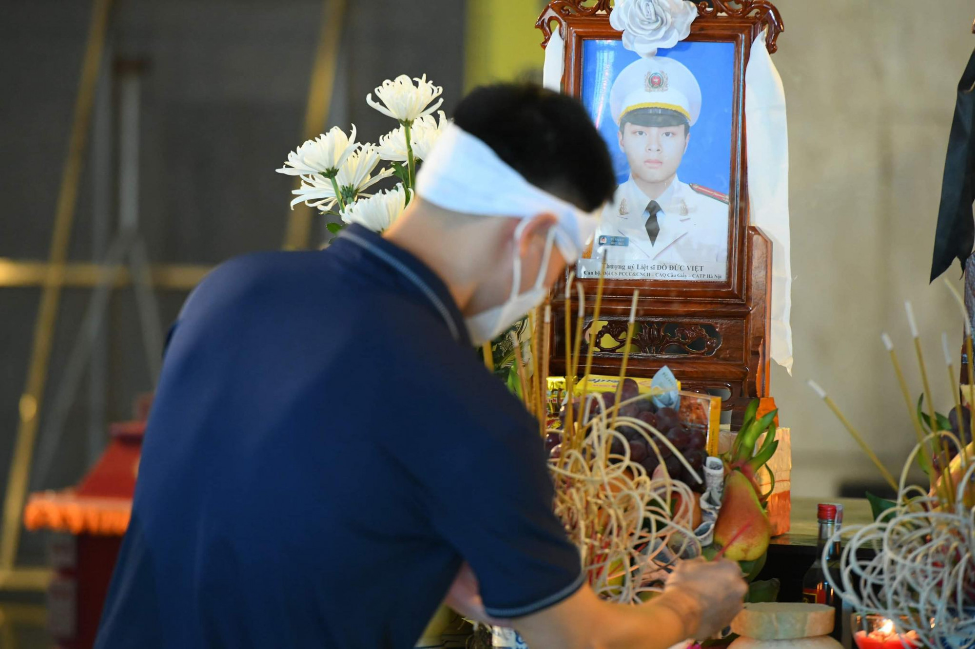 Ngay từ sáng sớm, rất đông người nhà, đồng đội, đồng chí... đã có mặt tại nhà tang lễ Bệnh viện 19-8 tại phố Trần Bình (Cầu Giấy, Hà Nội) để tham dự lễ tang.
