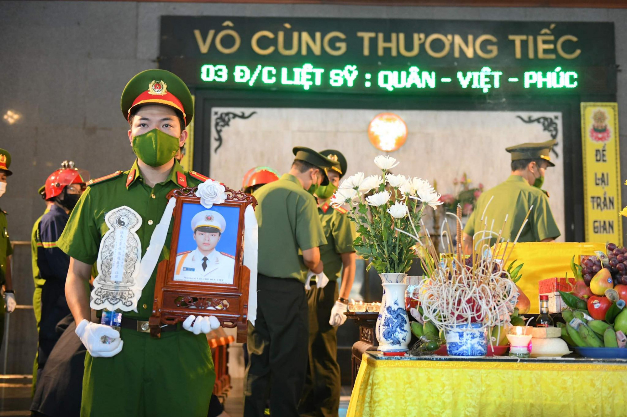 Đưa thi hài 3 liệt sĩ từ bệnh viện qua nhà riêng và về Nhà tang lễ quốc gia (số 5 Trần Thánh Tông, phường Bạch Đằng, quận Hai Bà Trưng, TP Hà Nội).