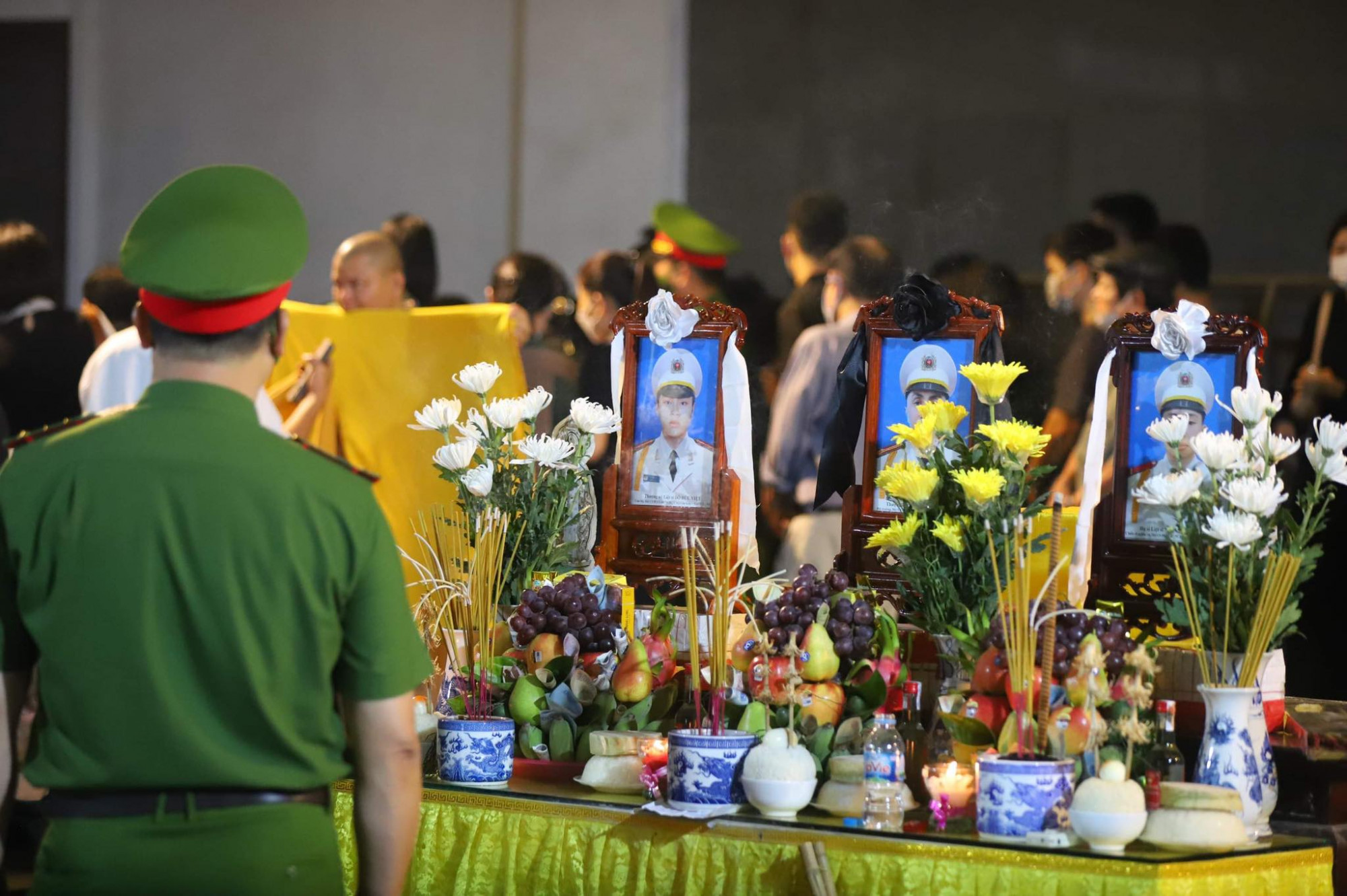 Sáng nay, Đảng ủy Công an thành phố Hà Nội đã tổ chức trọng thể tang lễ theo nghi thức của lực lượng Công an nhân dân đối với 3 liệt sĩ - 3 người lính cứu hỏa đã hy sinh trong khi làm nhiệm vụ tại quận Cầu Giấy.