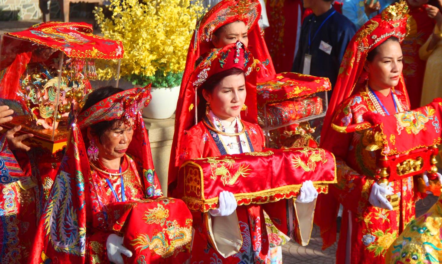 Đông đảo thánh đồng, đạo hữu trong trang phục truyền thống cùng với cờ, phướn tạo nên một đám rước đầy màu sắc trong một không khí trang nghiêm, thành kính