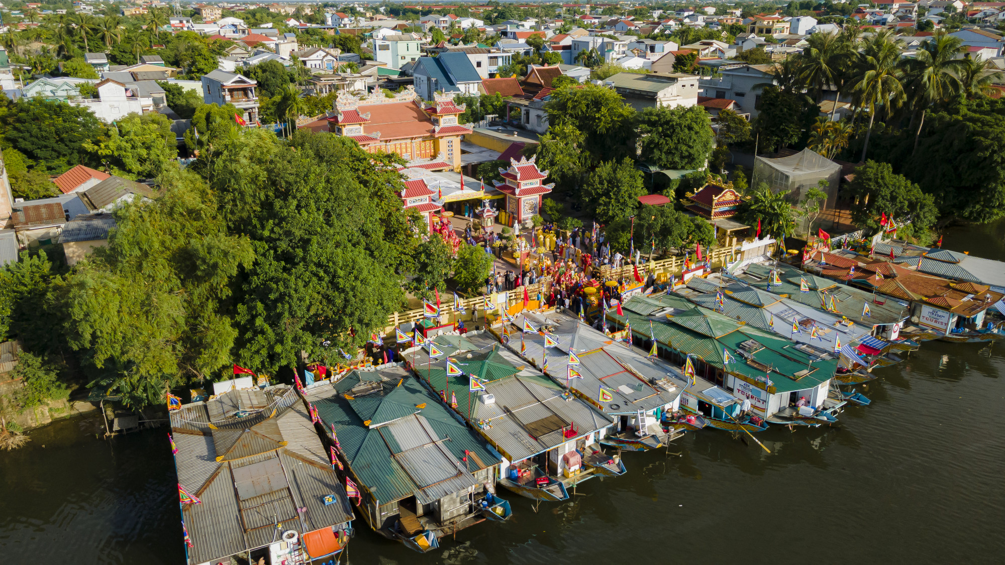 Một trong những nét đặc sắc nhất của Lễ hội là hoạt động rước Thánh Mẫu bằng thuyền trên sông Hương.