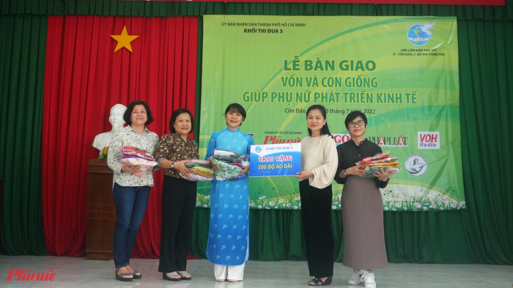 Khối thi đua 5 trao tặng 250 bộ áo dài đến Hội LHPN huyện Côn Đảo