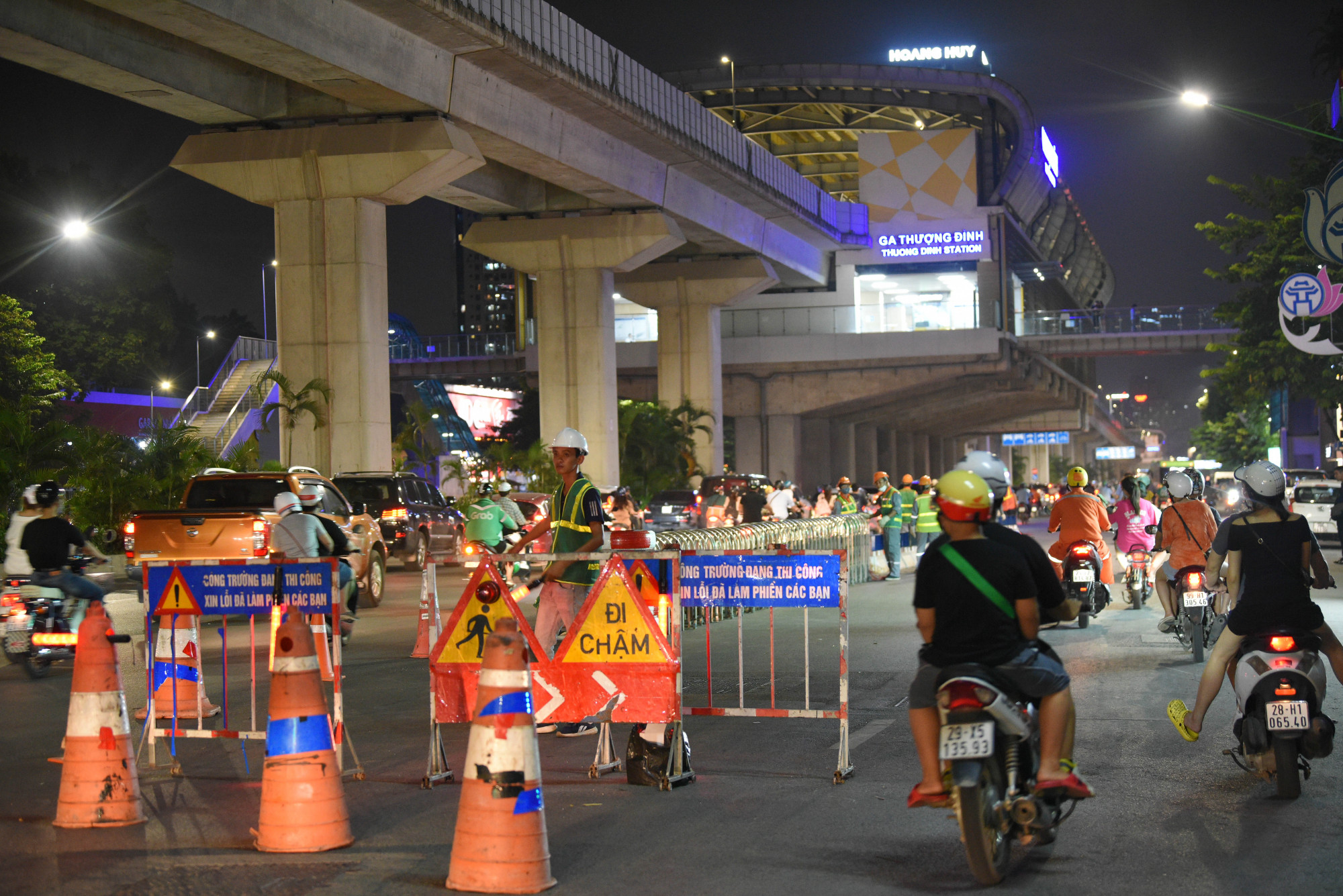 21h ngày 5/8, dải phân cách cứng bắt đầu được lắp đặt trên đường Nguyễn Trãi để tách ô tô, xe máy đi vào hai làn khác nhau.