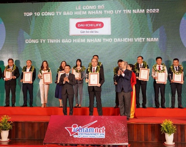 Ông Seigo Fujimaru - Phó tổng giám đốc điều hành Dai-ichi Life Việt Nam - nhận giải thưởng