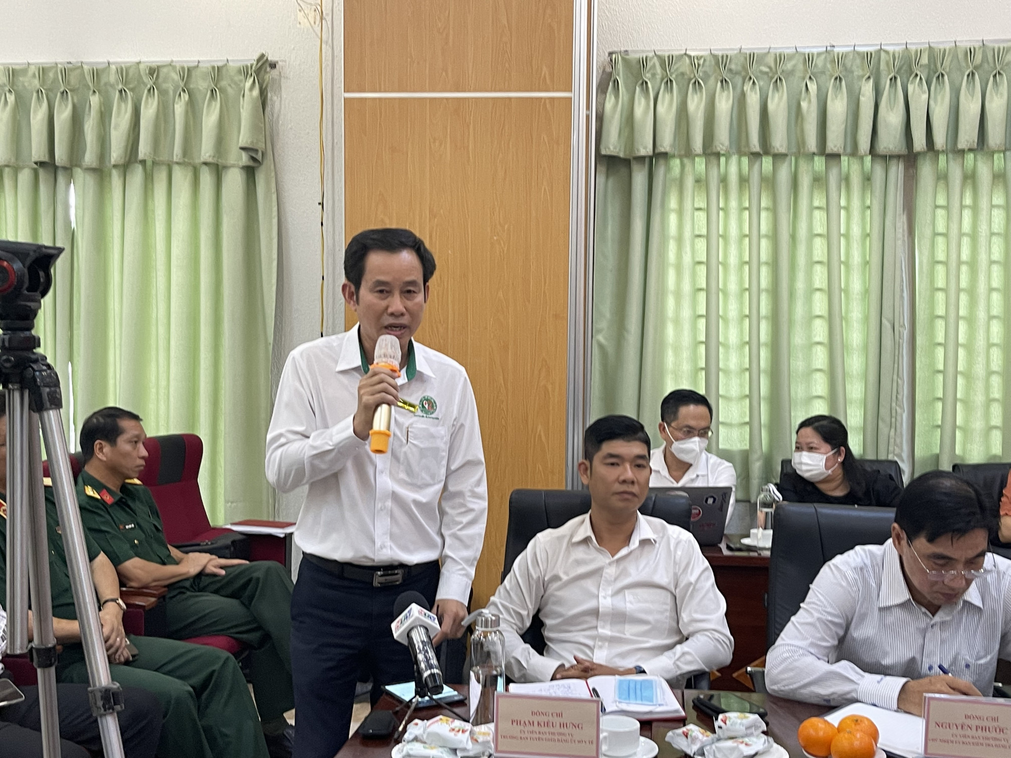 Bác sĩ Trần Văn Khanh - Giám đốc Bệnh viện Lê Văn Thịnh chia sẻ đơn vị mình có 12 nhân viên y tế nghỉ việc. Ảnh: Thanh Huyền.