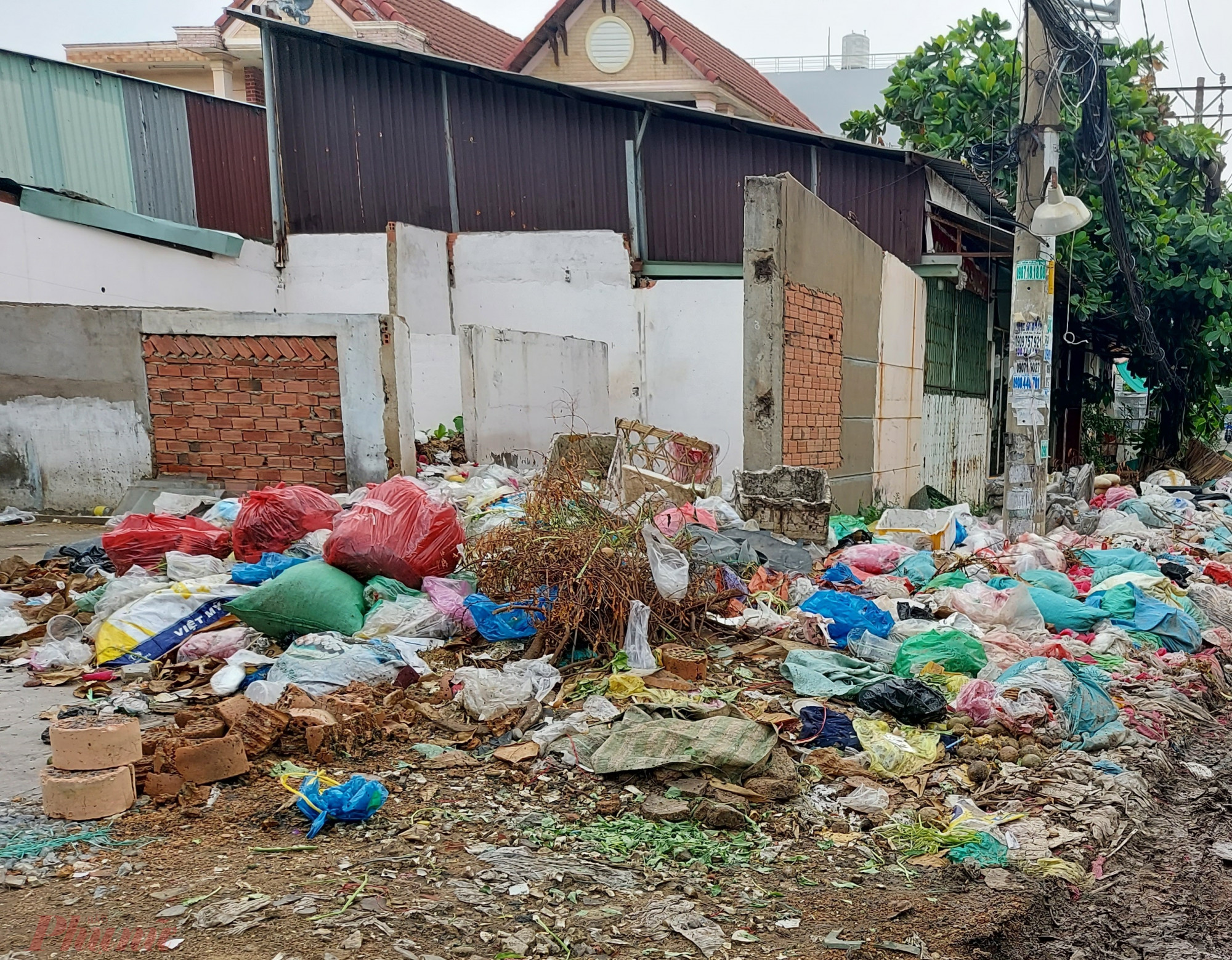 Nhiều người sau khi họp chợ còn vứt rác thải bừa bãi, tạo ra những đống rác lớn làm ảnh hưởng đời sống của người dân sống tại khu dân cư hai bên đường An Dương Vương.