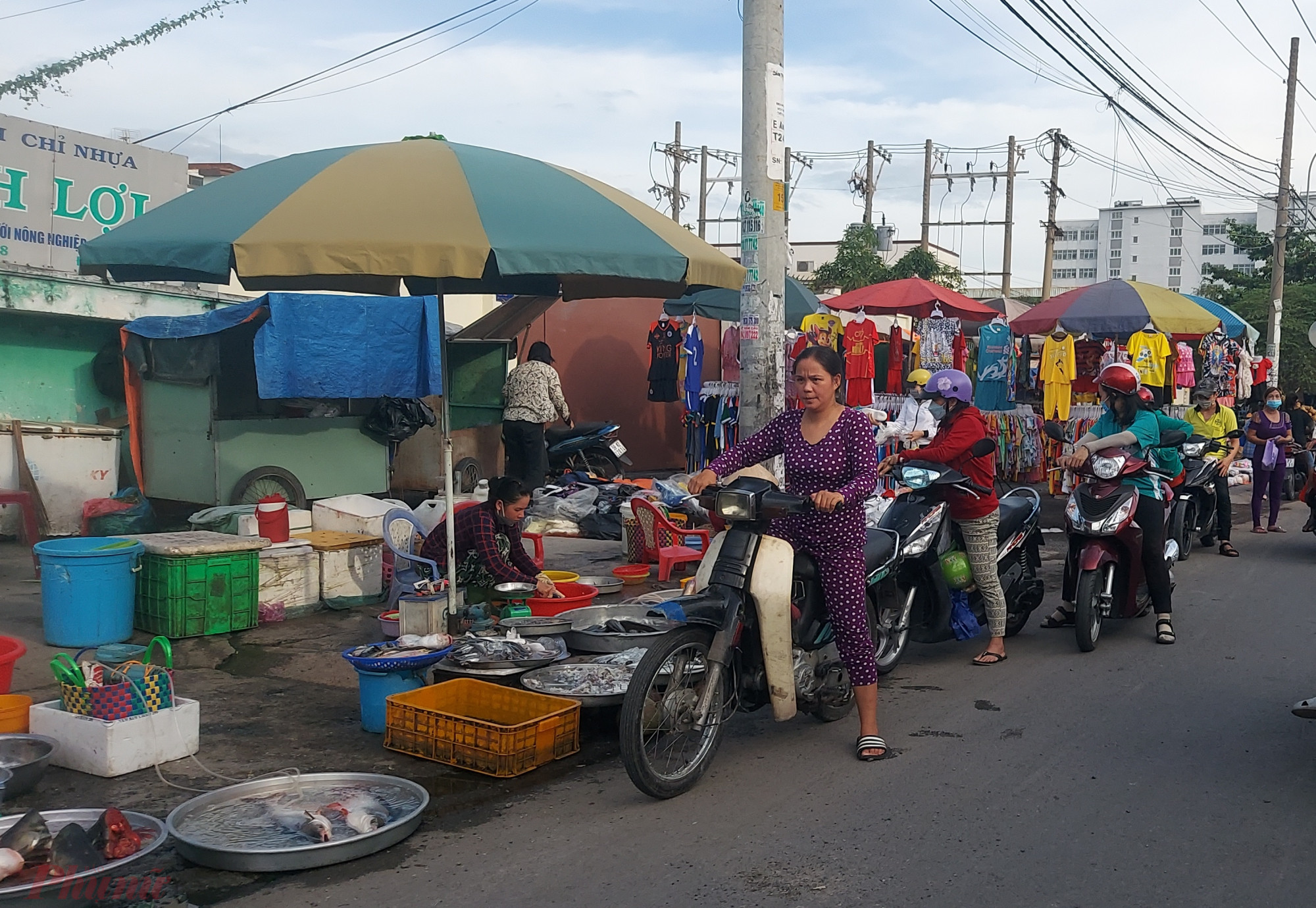 Ở cuối đường An Dương Vương (đoạn gần Bến Phú Định) lại là một khu chợ tự phát khác, có quy mô lớn hơn.