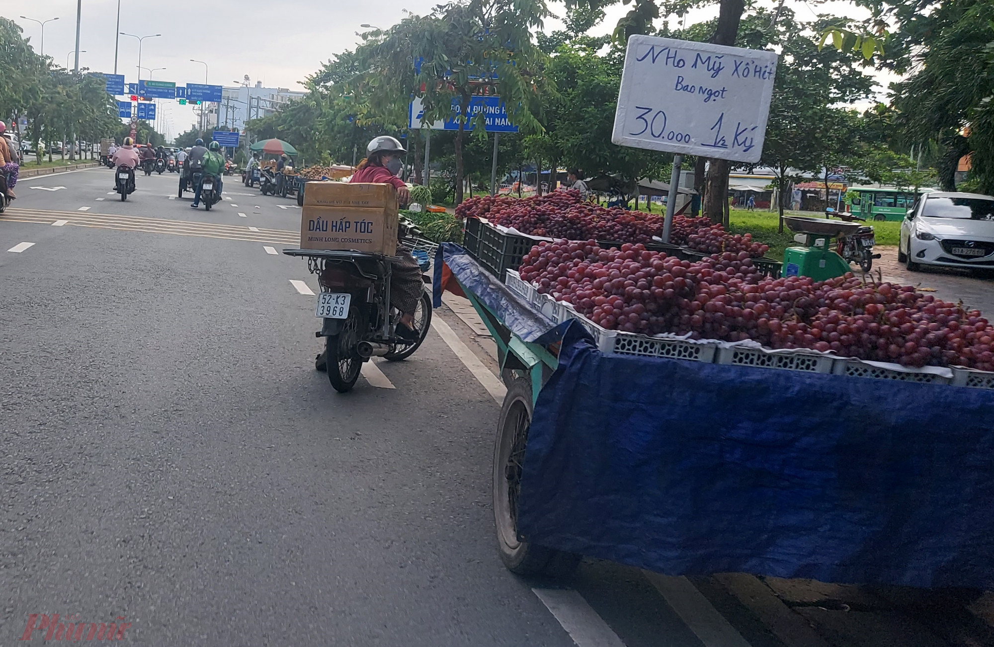 Không chỉ lần chiếm đường An Dương Vương, nhiều người bán hàng còn tràn ra cả đại lộ Võ Văn Kiệt ở đoạn gần giao lộ hai tuyến đường này.
