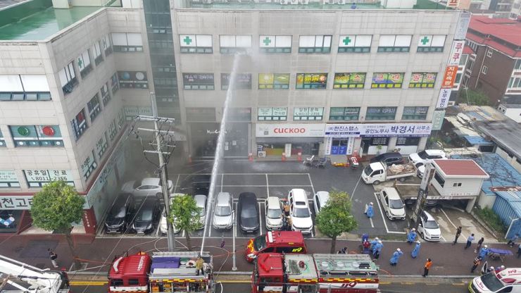 Nhân viên cứu hỏa nỗ lực dập tắt đám cháy tại bệnh viện ở Icheon, Hàn Quốc